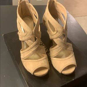Christian Siriano tan suede heels size 6